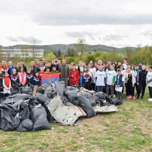 Заједничком акцијом завршено чишћење новог градског парка код Делте Заједничком акцијом завршено чишћење новог градског парка код Делте