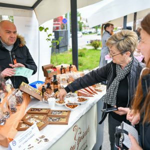 Поводом Дана града: Крајишки произвођачи представили своје производе на платоу испред Крајишке куће Поводом Дана града: Крајишки произвођачи представили своје производе на платоу испред Крајишке куће