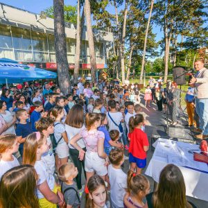 Градоначелник најмлађим суграђанима подијелио сезонске картице за водени парк „Аквана“ Градоначелник најмлађим суграђанима подијелио сезонске картице за водени парк „Аквана“