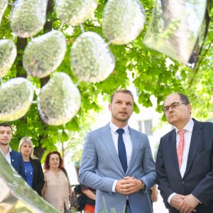 Градоначелник Станивуковић разговарао са Шмитом, посјетили су и Спомен – обиљежје 12 беба Градоначелник Станивуковић разговарао са Шмитом, посјетили су и Спомен – обиљежје 12 беба