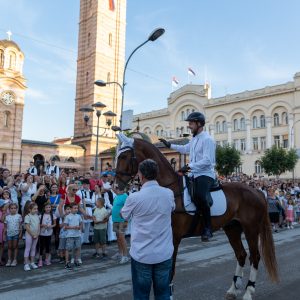 Nakon mnogo godina tradicija u Banjoj Luci živi: Na konju prodefilovao i gradonačelnik Nakon mnogo godina tradicija u Banjoj Luci živi: Na konju prodefilovao i gradonačelnik