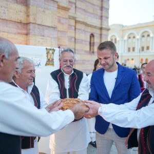 Slava kroz tradiciju, gradonačelnik poručio: Svaki Banjalučanin danas je domaćin Slava kroz tradiciju, gradonačelnik poručio: Svaki Banjalučanin danas je domaćin