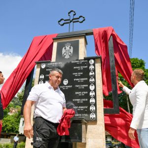Откривен и освештан Споменик палим борцима у Српским Топлицама