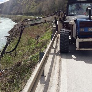 У више МЗ: Кошење и крчење шибља уз локалне путеве