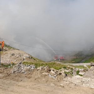 Vatrogasci od jutros gase požar na deponiji u Ramićima