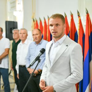 Gradonačelnik otvorio izložbu konkursnih radova za Centralno spomen-obilježje Gradonačelnik otvorio izložbu konkursnih radova za Centralno spomen-obilježje