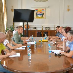 Градоначелник се састао са превозницима: Град терет поскупљења и даље преузима на себе, у плану додатне олакшице