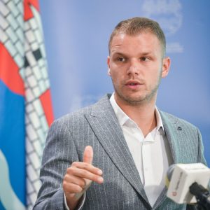 Све тачке на дневном реду, градоначелник поручио да предложене одлуке доносе приход од 11 милиона КМ Све тачке на дневном реду, градоначелник поручио да предложене одлуке доносе приход од 11 милиона КМ