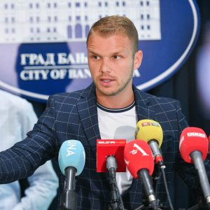 Градоначелник: Издвојене рекордне субвенције, повољнији превоз за пензионере, бесплатан за студенте и средњошколце из породица 4+ Градоначелник: Издвојене рекордне субвенције, повољнији превоз за пензионере, бесплатан за студенте и средњошколце из породица 4+