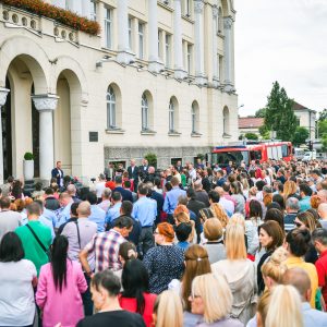 Пола године без одлука које доносе приходе: Градоначелник обавијестио раднике да су упитне плате Пола године без одлука које доносе приходе: Градоначелник обавијестио раднике да су упитне плате