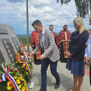 Представници Града на парастосу у Мјесној заједници Доња Кола Представници Града на парастосу у Мјесној заједници Доња Кола