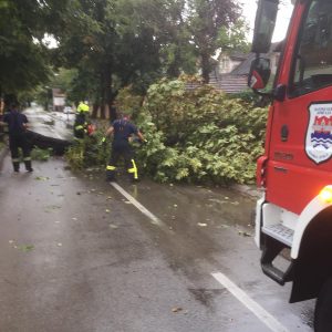 Nadležne službe na terenu: Saniraju posljedice olujnog nevremena