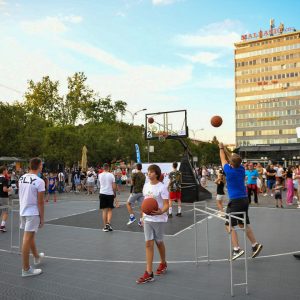 Тројка из блока: Трг Крајине синоћ поново у знаку хуманости Тројка из блока: Трг Крајине синоћ поново у знаку хуманости