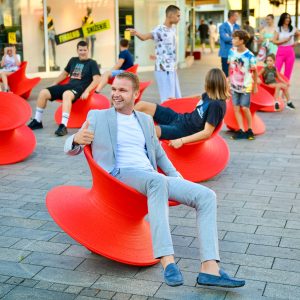 „Окрени се, покрени се“:Бања Лука добила нови урбани мобилијар у центру града. „Окрени се, покрени се“:Бања Лука добила нови урбани мобилијар у центру града.