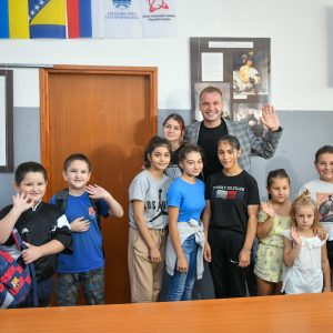 Подршка ромској популацији: Градоначелник уручио школски прибор и књиге основцима Подршка ромској популацији: Градоначелник уручио школски прибор и књиге основцима