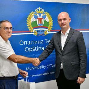 U toku podjela udžbenika: Veseli banjalučki karavan putuje kroz Republiku Srpsku