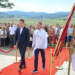 У част јунака отаџбине: Одржана свечана литија, служен помен и положени вијенци на Споменик палим борцима у Стричићима У част јунака отаџбине: Одржана свечана литија, служен помен и положени вијенци на Споменик палим борцима у Стричићима