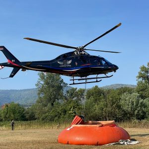 Заједничка акција: Ватрогасци и Хеликоптерски сервис Републике Српске гасе пожар на Врбањским брдима