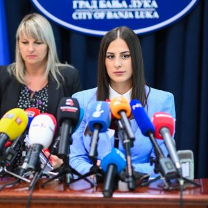 Вукомановић: Бања Лука поклања уџбенике основцима из 13 локалних заједница Републике Српске Вукомановић: Бања Лука поклања уџбенике основцима из 13 локалних заједница Републике Српске