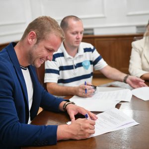 Потписани уговори: Град и ове године суфинансира чланарине младим спортистима