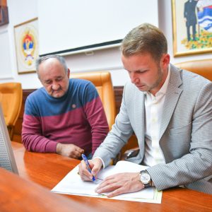 Након 20 година: Ријешени имовинско-правни односи за 48 породица избјеглих и расељених лица Ђурђевданске улице Након 20 година: Ријешени имовинско-правни односи за 48 породица избјеглих и расељених лица Ђурђевданске улице