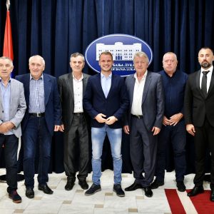 Уочи Регионалне боксерске лиге у Бањој Луци градоначелник поручио: Одблокирани рачуни „Славије“, боксу враћамо стари сјај Уочи Регионалне боксерске лиге у Бањој Луци градоначелник поручио: Одблокирани рачуни „Славије“, боксу враћамо стари сјај