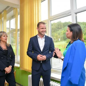 Рекордна подршка образовању: Бесплатни уџбеници, бесплатан превоз за средњошколце и студенте из вишечланих породица, највеће стипендије… Рекордна подршка образовању: Бесплатни уџбеници, бесплатан превоз за средњошколце и студенте из вишечланих породица, највеће стипендије…