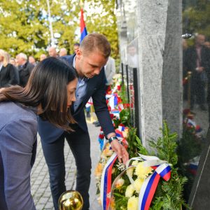 Старчевица: Градоначелник присуствовао полагању вијенаца у част погинулим борцима са подручја ове мјесне заједнице