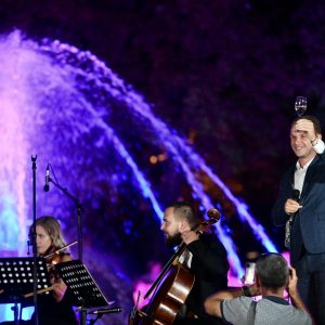 Uz muziku, valcer, šampanjac: Stara fontana se vratila u grad Uz muziku, valcer, šampanjac: Stara fontana se vratila u grad
