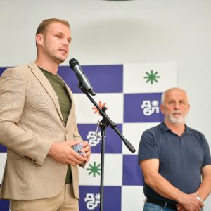 Градоначелник уручио бесплатне картице за превоз средњошколцима и студентима из вишечланих породица Градоначелник уручио бесплатне картице за превоз средњошколцима и студентима из вишечланих породица