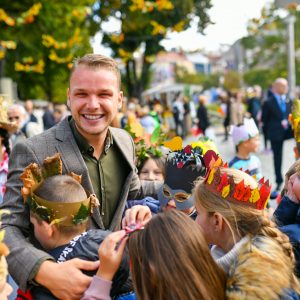 Јесења бајка у Парку „Петар Кочић“: Проглашени краљ и краљица јесени