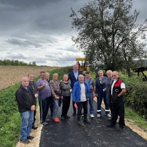 Мјештани засеока Шеве-Зовик код Пискавице добили асфалт Мјештани засеока Шеве-Зовик код Пискавице добили асфалт