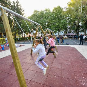 Најмлађи суграђани насеља Центар добили нову оазу за играње и уживање