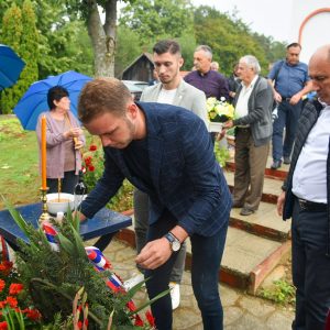 Градоначелник са сардницима присуствовао парастосима у Голешима и Колима