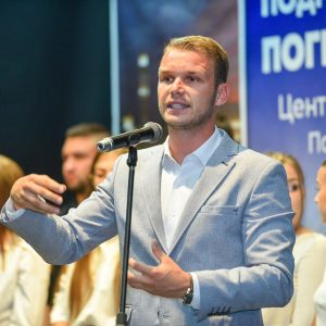 Нова мјера Града: Уручена новчана подршка за 300 незапослене дјеце погинулих бораца Нова мјера Града: Уручена новчана подршка за 300 незапослене дјеце погинулих бораца