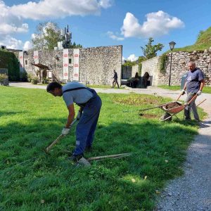 Након клупа: Кастел добија и нове корпе за отпатке и жардињере за цвијеће Након клупа: Кастел добија и нове корпе за отпатке и жардињере за цвијеће