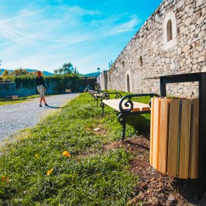 Кастел добио и нове корпе за отпатке и жардињере за цвијеће Кастел добио и нове корпе за отпатке и жардињере за цвијеће