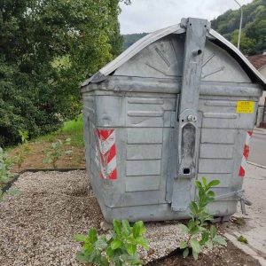 Уништене тек засађене саднице, апел да се не одлаже отпад поред контејнера