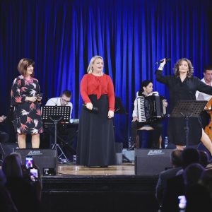 Препуна сала Банског двора: „Оне три“ приредиле вече за памћење Препуна сала Банског двора: „Оне три“ приредиле вече за памћење