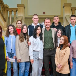 Градоначелник уручио прва рјешења: Градске стипендије за 1.374 средњошколца