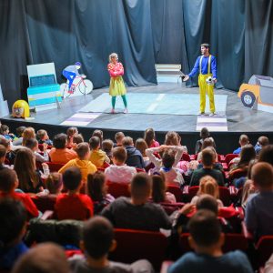 Edukativna predstava „Mirka“ učila osnovce o pravilima ponašanja u saobraćaju