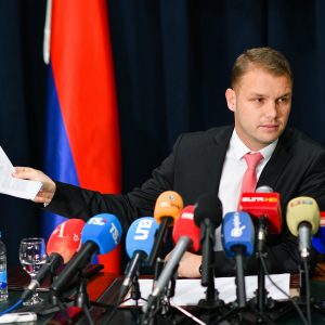 Градоначелник поручио: Амандмани скупштинске већине од 15 милиона КМ су највећи напад на финансије Града до сада Градоначелник поручио: Амандмани скупштинске већине од 15 милиона КМ су највећи напад на финансије Града до сада