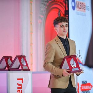 Градоначелник честитао: Каратиста Павле Дујаковић понио титулу најбољег спортисте за 2022. годину Градоначелник честитао: Каратиста Павле Дујаковић понио титулу најбољег спортисте за 2022. годину