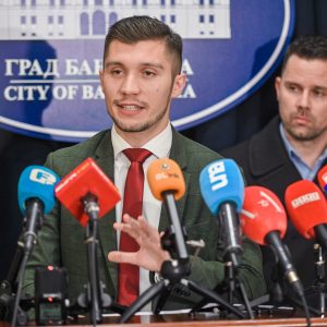 Градски менаџер о приједлогу који је одбила скупштинска већина: Оставили су нам 100 милиона КМ дугова, желе да блокирају рад „Водовода“ Градски менаџер о приједлогу који је одбила скупштинска већина: Оставили су нам 100 милиона КМ дугова, желе да блокирају рад „Водовода“