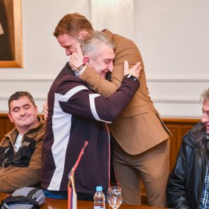 Од недјеље до недјеље: Уручена прва рјешења о бесплатној легализацији, пензионери добијају новац на рачуне, све одлуке о бесплатном и повољнијем превозу остају на снази