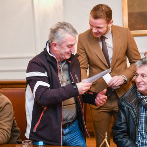 Градоначелник уручио прва рјешења о бесплатној легализацији и поручио: Ово је круна нашег рада Градоначелник уручио прва рјешења о бесплатној легализацији и поручио: Ово је круна нашег рада