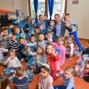 У знаку празника и даривања: Пакетићи за најмлађе У знаку празника и даривања: Пакетићи за најмлађе