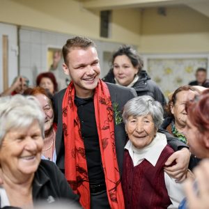 Град подржао празнични оброк, градоначелник се дружио са корисницима кухиње „Мозаик пријатељства“ Град подржао празнични оброк, градоначелник се дружио са корисницима кухиње „Мозаик пријатељства“