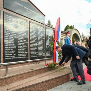 Почело обиљежавање Дана Републике Српске: Одата почаст и положени вијенци на спомен – обиљежја погинулим борцима Почело обиљежавање Дана Републике Српске: Одата почаст и положени вијенци на спомен – обиљежја погинулим борцима