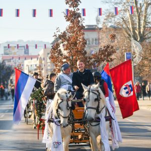 Обиљежен Бадњи дан: Свечана поворка прошла улицама Бање Луке, бадњак унесен и у Градску управу Обиљежен Бадњи дан: Свечана поворка прошла улицама Бање Луке, бадњак унесен и у Градску управу